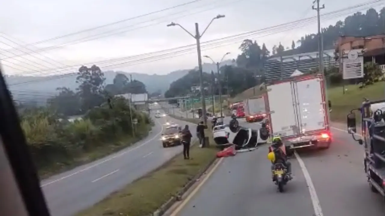 ¡Se «los comió» la curva! Trágico accidente en la Autopista Medellín-Bogotá deja un peatón fallecido en Guarne 3 accidente guarne2