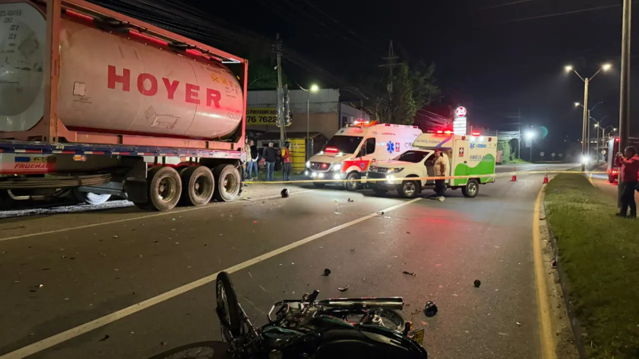 ¡Tragedia en la autopista Medellín - Bogotá! Motociclista murió al chocar contra un camión