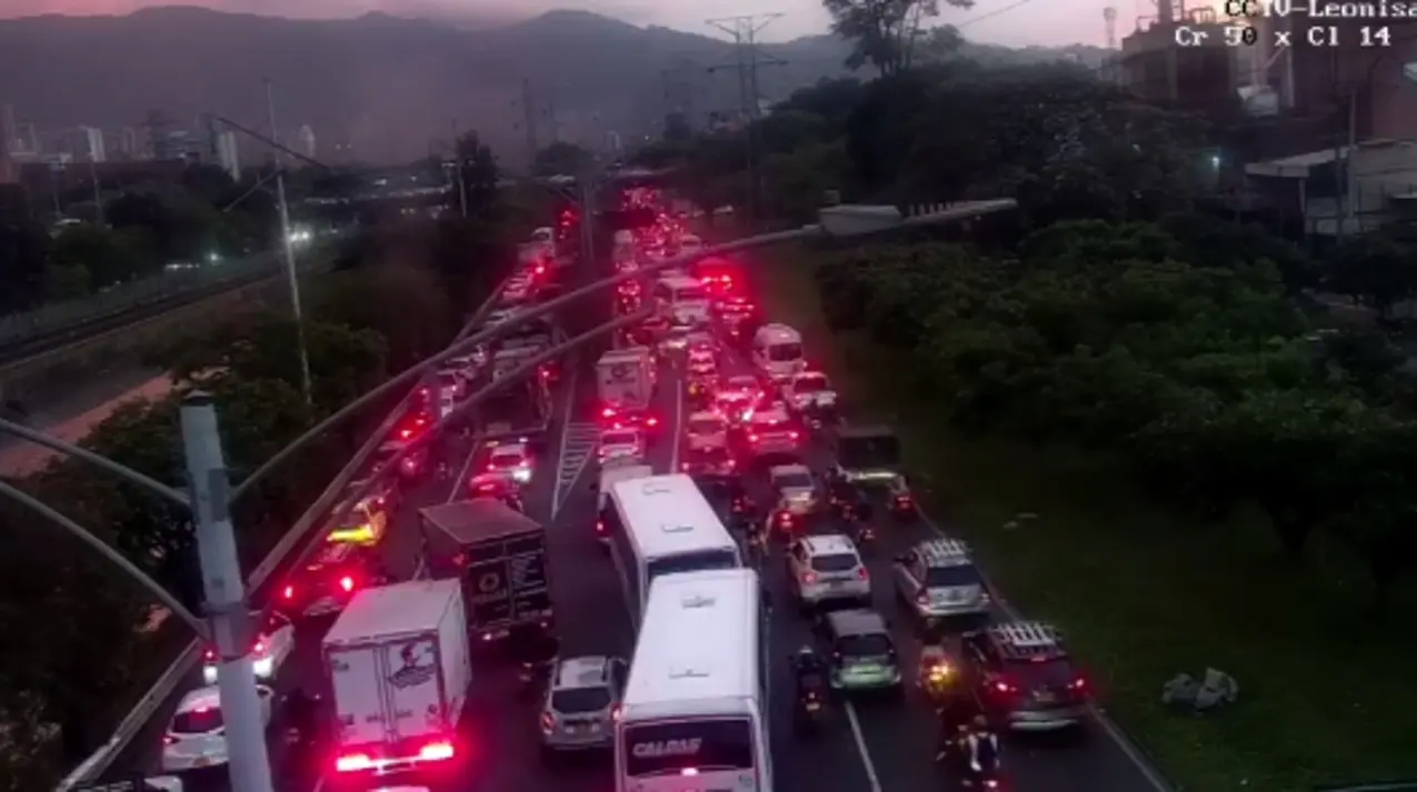 ¡Estaba «infartada» la autopista sur! Vehículo incendiado generó caos en la vía