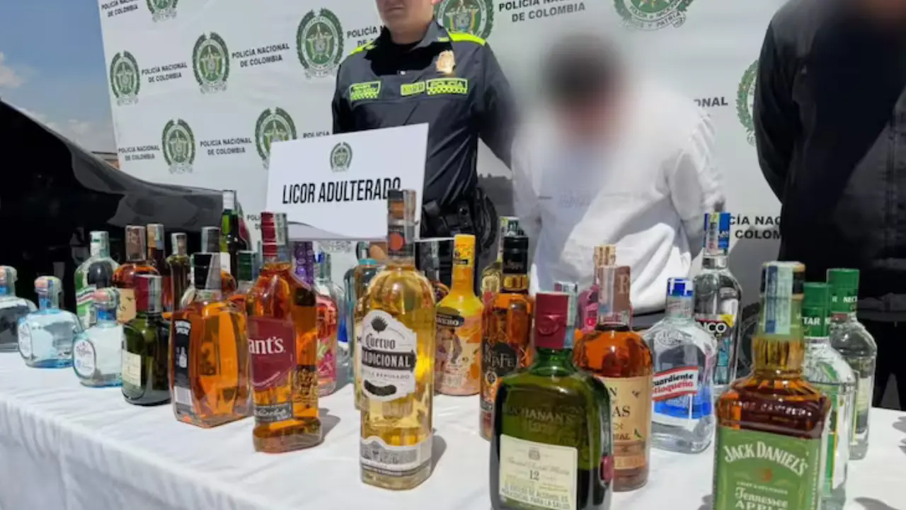 ¡Amarraban a los empleados! Cayó 'Los Cizallas', la banda de los 33 robos en Bogotá 28 ¡Amarraban a los empleados! Cayó 'Los Cizallas', la banda de los 33 robos en Bogotá