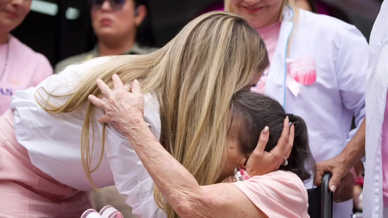 ¡Conózcase y cuídese! Así fue la jornada de Medellín contra el cáncer de mama con la primera dama de Colombia 5 ¡Conózcase y cuídese! Así fue la jornada de Medellín contra el cáncer de mama con la primera dama de Colombia