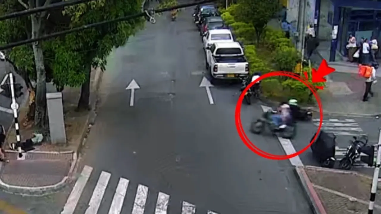 ¡Creyeron que tenían asegurada la plata! Cámaras en Medellín delataron a dos fleteros en moto 2 ¡Creyeron que tenían asegurada la plata! Cámaras en Medellín delataron a dos fleteros en moto