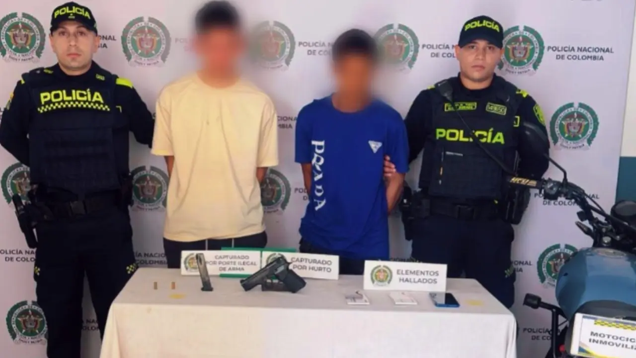 ¡Creyeron que tenían asegurada la plata! Cámaras en Medellín delataron a dos fleteros en moto 1 ¡Creyeron que tenían asegurada la plata! Cámaras en Medellín delataron a dos fleteros en moto