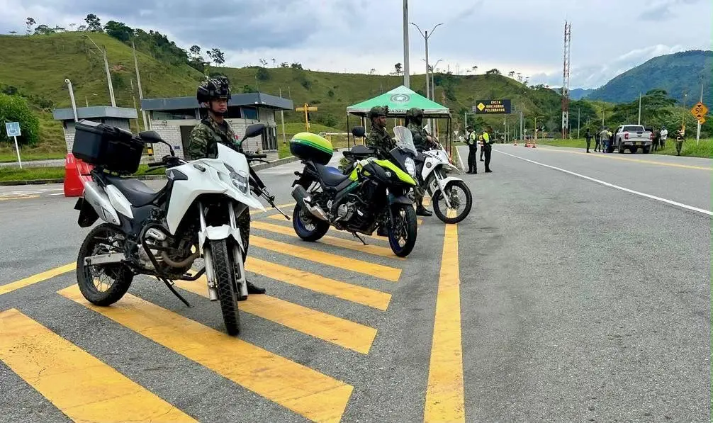 Ejército desplegó más de 300 uniformados durante el receso escolar en las vías del Nordeste antioqueño y Magdalena Medio 4 ejercito vias ant1