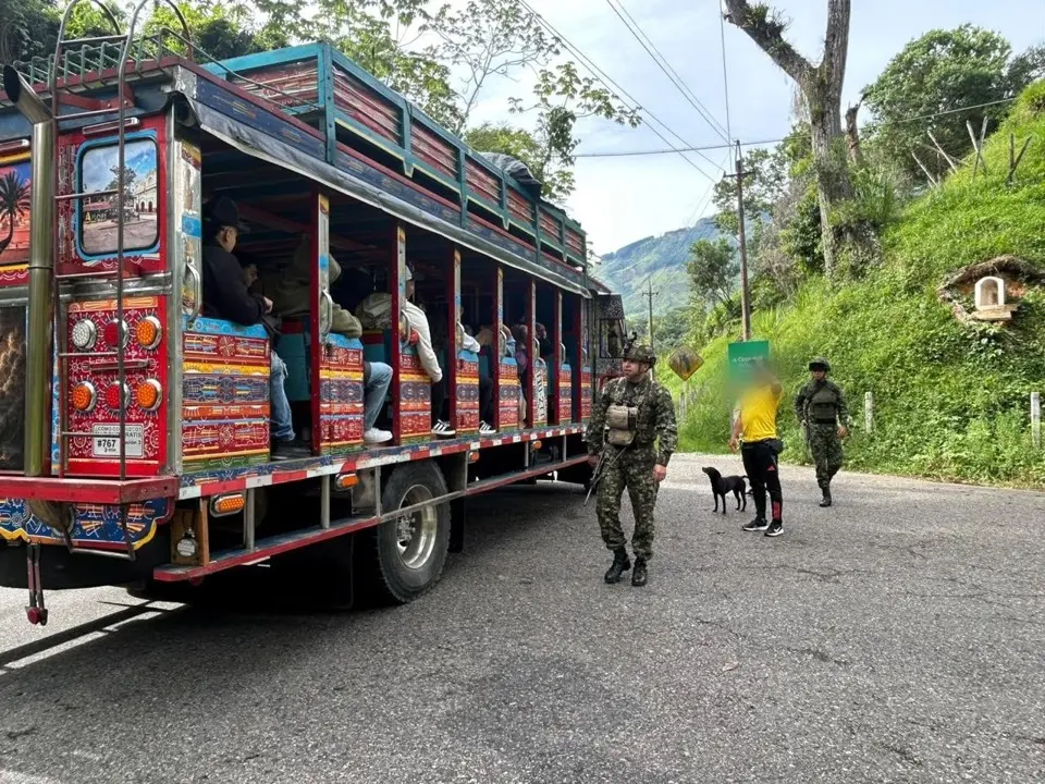 Ejército desplegó más de 300 uniformados durante el receso escolar en las vías del Nordeste antioqueño y Magdalena Medio 3 ejercito vias ant2