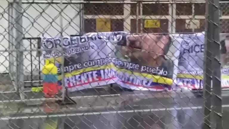 ¡Alarma en Cali! Hallan cilindro tricolor y pancarta de disidencias junto al estadio Pascual Guerrero
