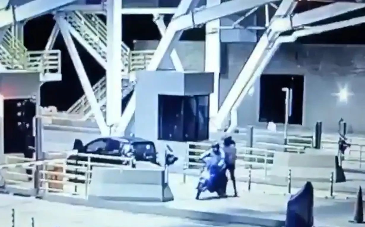 ¡Así huyen los cobardes! Video revela cómo abandonaron el carro bomba en peaje de Casanare 2 Un hombre junto a la motocicleta utilizada para salir del peaje San Pedro