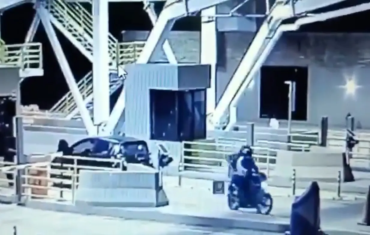 ¡Así huyen los cobardes! Video revela cómo abandonaron el carro bomba en peaje de Casanare 3 Motocicleta se aleja del vehículo abandonado en el peaje de Casanare