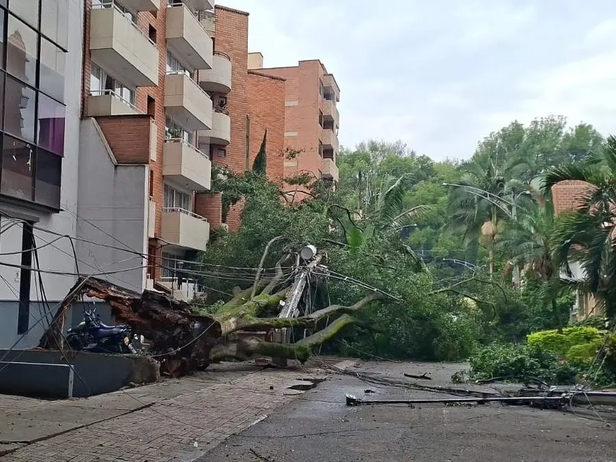 Así están las vías en Medellín este sábado 10 de octubre: cierres y pasos restringidos tras secuelas de las fuertes lluvias 4 movil 33