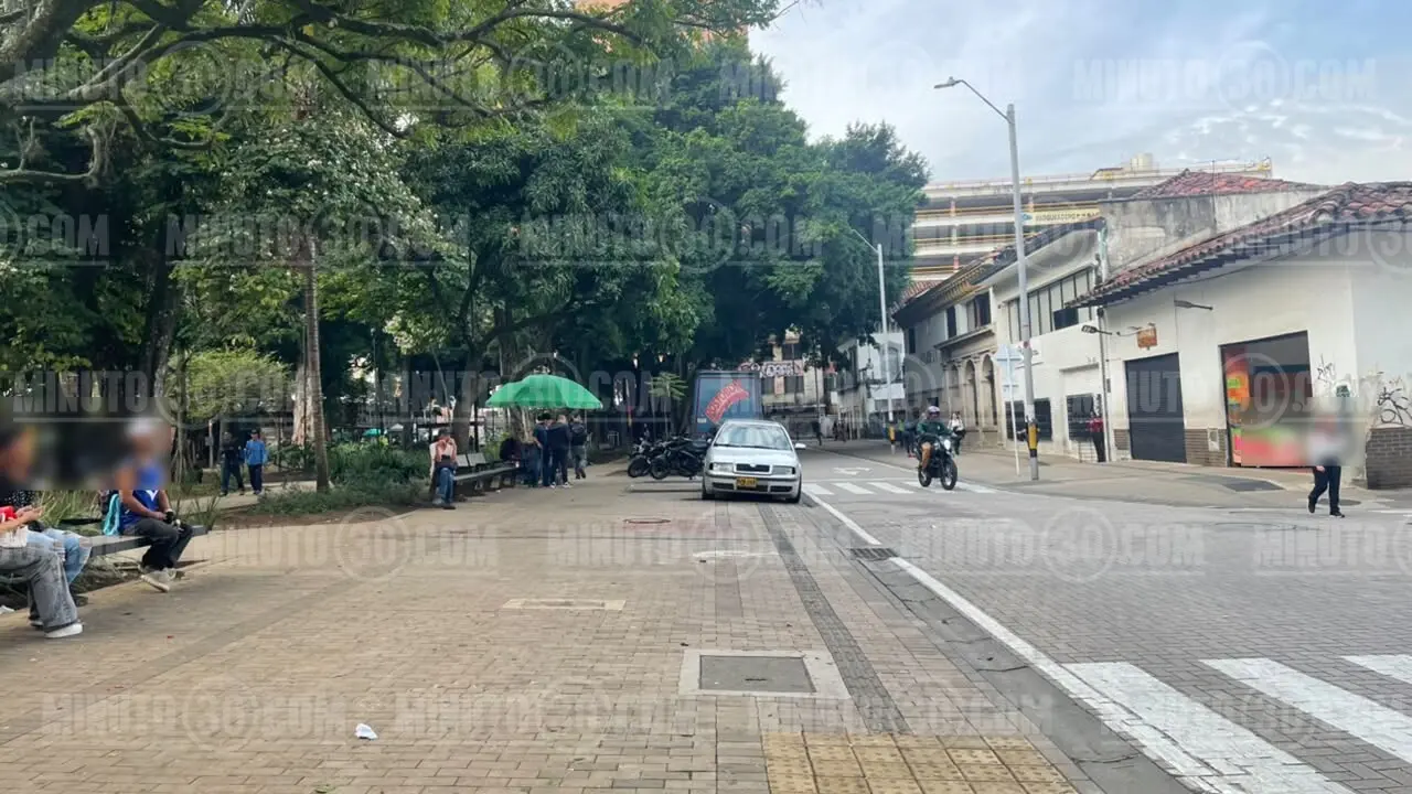 Buscó auxilio pero se desplomó: asesinan a puñaladas a «Mateo» en el Parque de Bolívar en Medellín 2 Buscó auxilio pero se desplomó: asesinan a puñaladas a «Mateo» en el Parque de Bolívar en Medellín