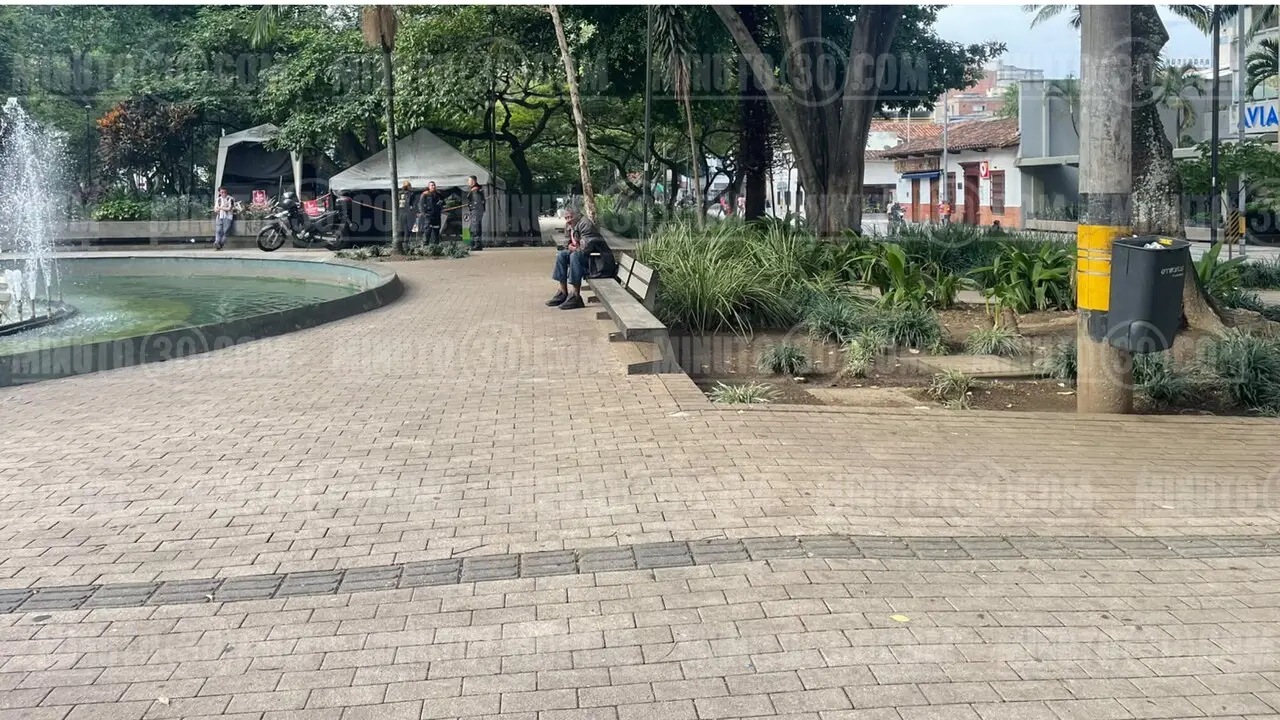 Buscó auxilio pero se desplomó: asesinan a puñaladas a «Mateo» en el Parque de Bolívar en Medellín