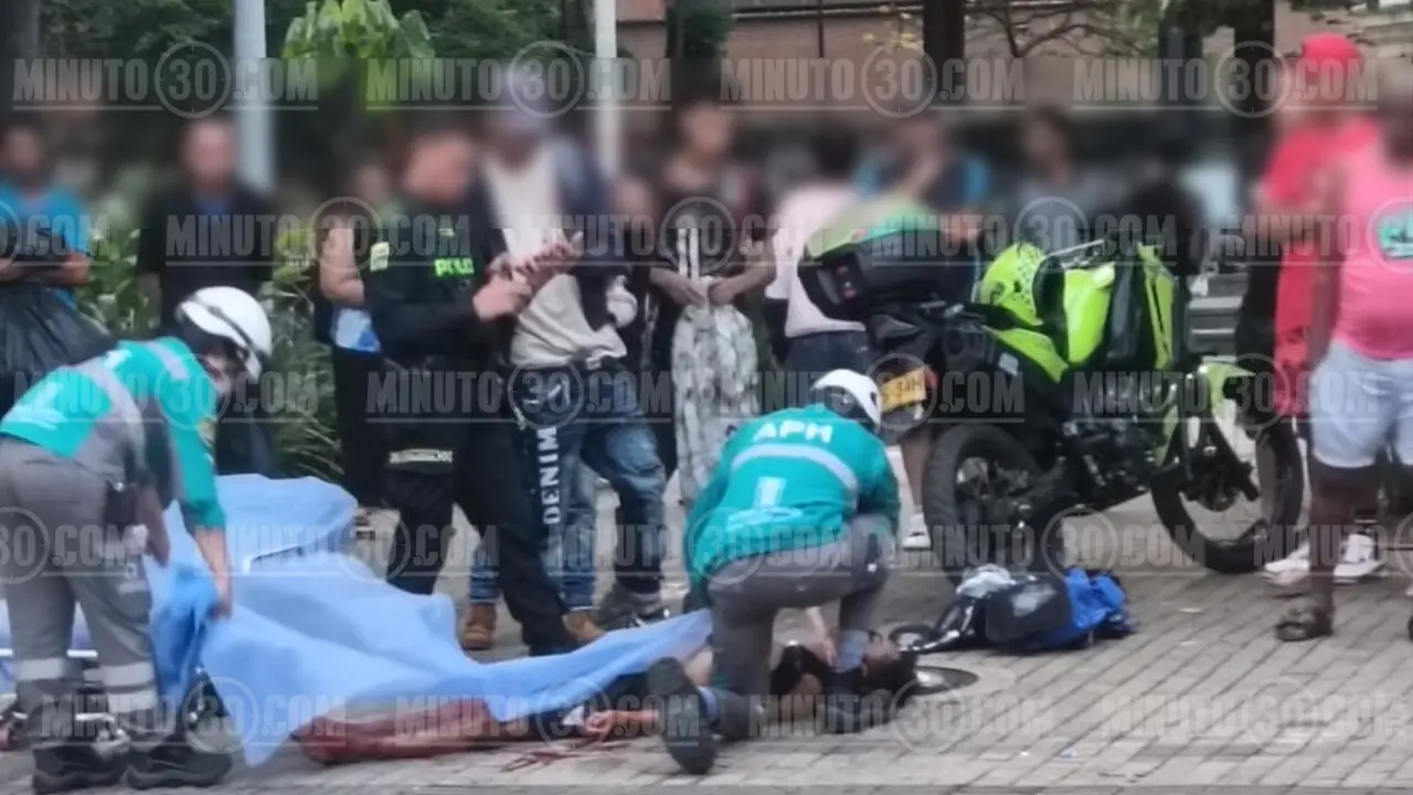 Buscó auxilio pero se desplomó: asesinan a puñaladas a «Mateo» en el Parque de Bolívar en Medellín 3 Buscó auxilio pero se desplomó: asesinan a puñaladas a «Mateo» en el Parque de Bolívar en Medellín