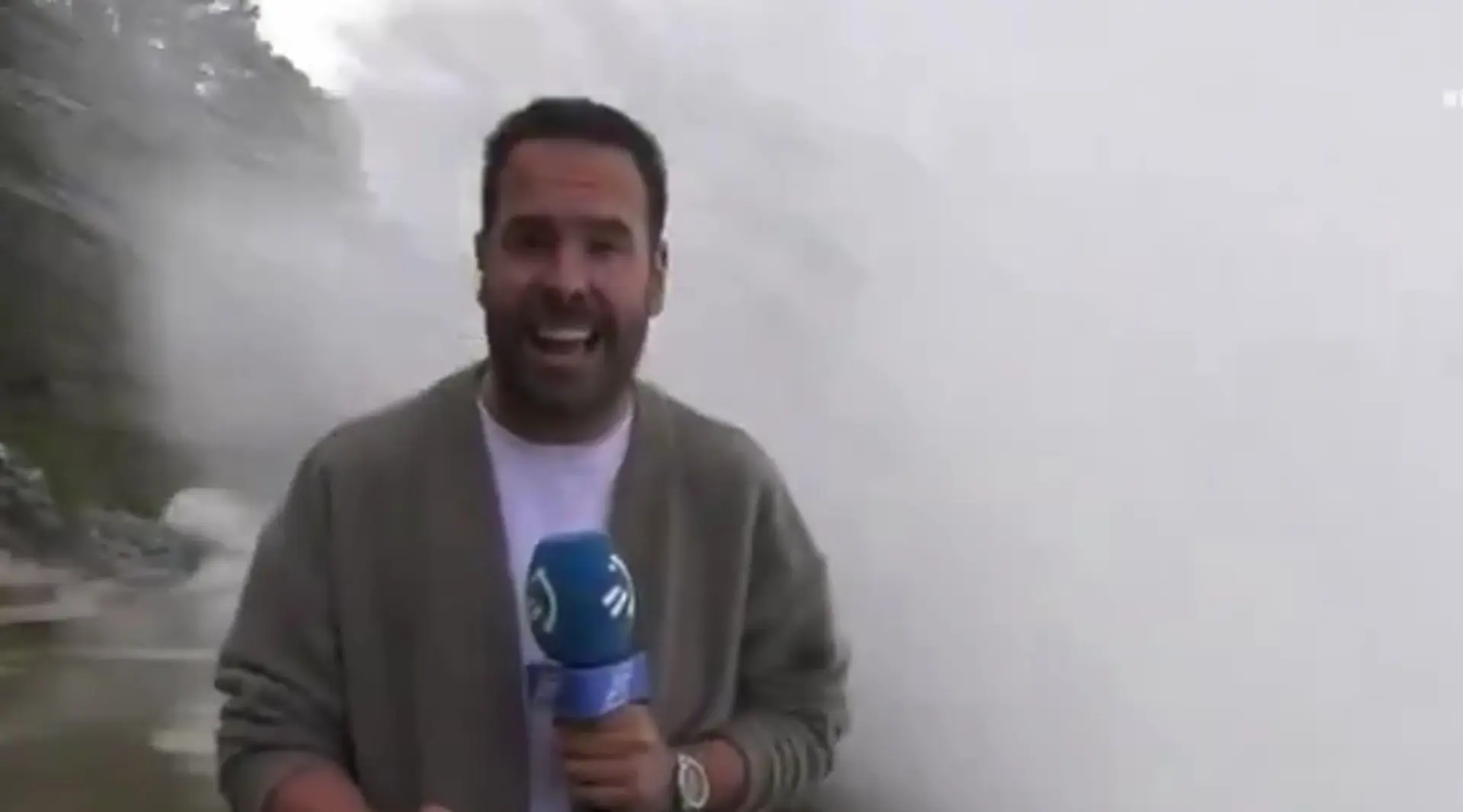 ¡Susto en directo! Una ola gigante golpea a un periodista de la televisión vasca en plena transmisión 1 Periodista de ETB en Ondarroa momentos antes de que una ola lo alcanzara