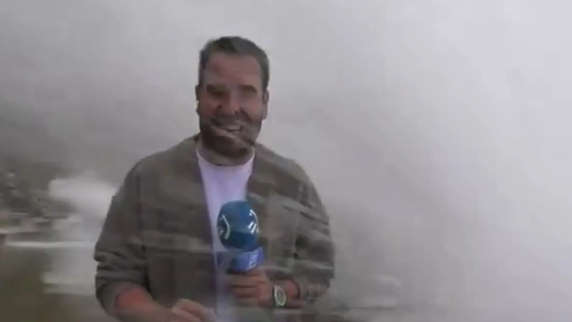 ¡Susto en directo! Una ola gigante golpea a un periodista de la televisión vasca en plena transmisión 2 Instante en que la ola alcanza al reportero de ETB durante la transmisión