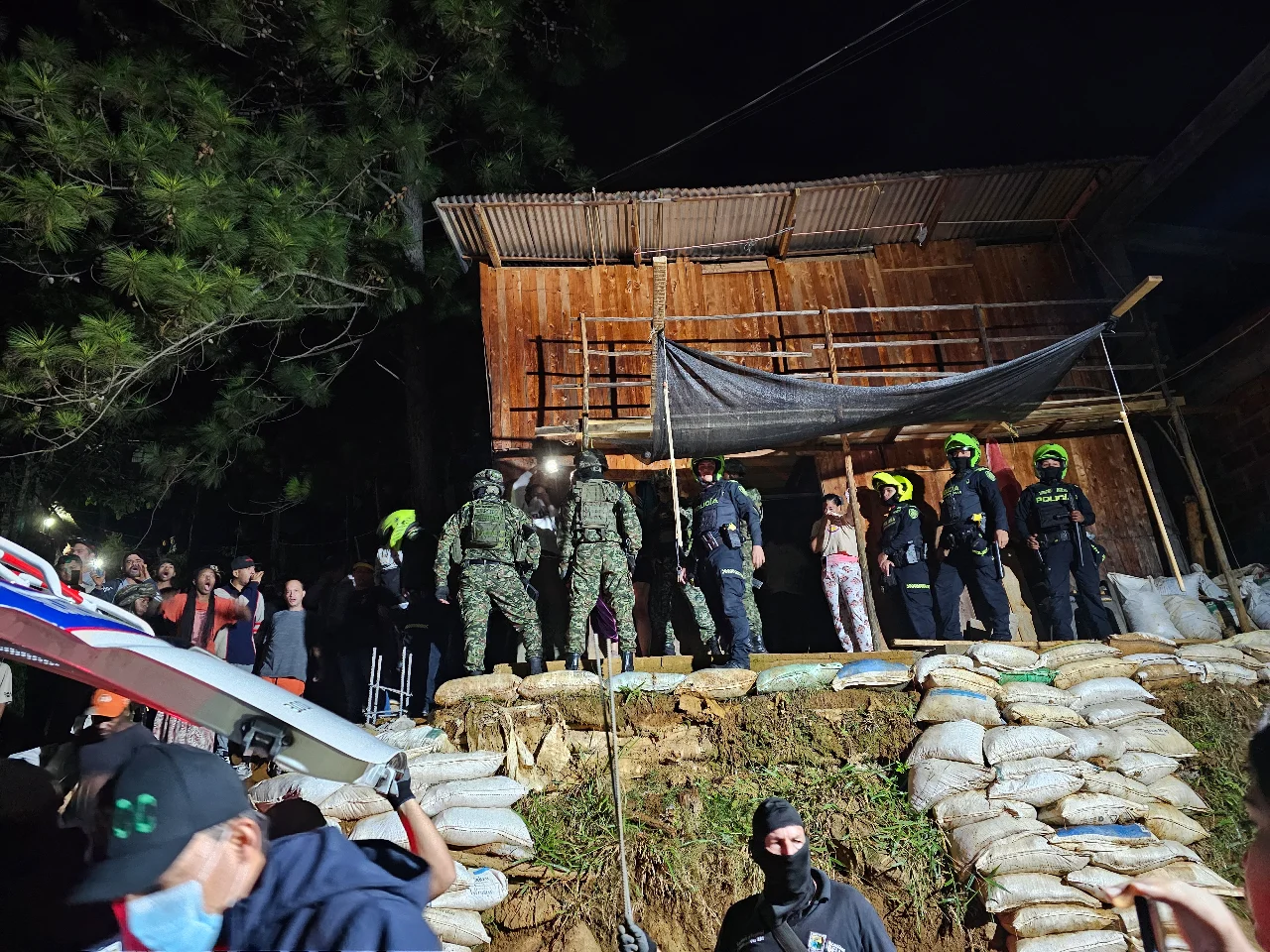 ¡Les cayó la Alcaldía! Demolieron 15 viviendas que construían ilegalmente en el Cerro Quitasol 2 Autoridades de Bello en el megaoperativo de Ciudad Perdida, en el Cerro Quitasol