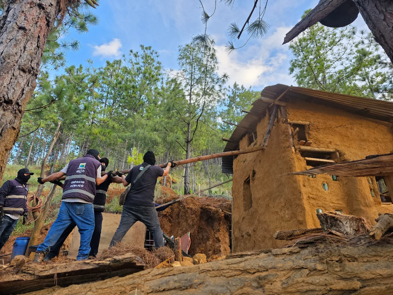 ¡Les cayó la Alcaldía! Demolieron 15 viviendas que construían ilegalmente en el Cerro Quitasol 4 Demolición de una vivienda en construcción en el sector de Ciudad Perdida, Bello