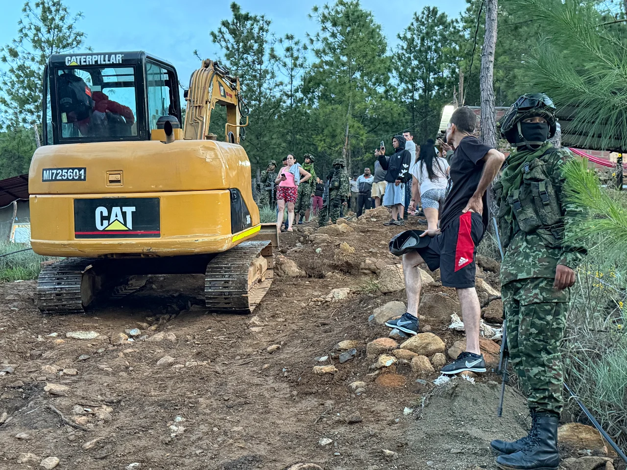 ¡Les cayó la Alcaldía! Demolieron 15 viviendas que construían ilegalmente en el Cerro Quitasol 5 Maquinaria y fuerza pública durante el operativo en el Cerro Quitasol de Bello