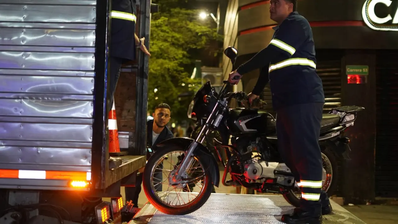 ¡Se armó la redada! Cayeron 10 joyitas y decomisaron 200 armas blancas en pleno centro de Medellín 4 ¡Se armó la redada! Cayeron 10 joyitas y decomisaron 200 armas blancas en pleno centro de Medellín