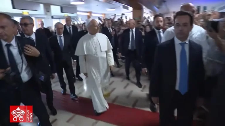 La Iglesia católica se une en oración mundial tras la hospitalización del papa León XIV en Roma 10 El Papa a su llegada para someterse a una operación por un nódulo en el Pulmón