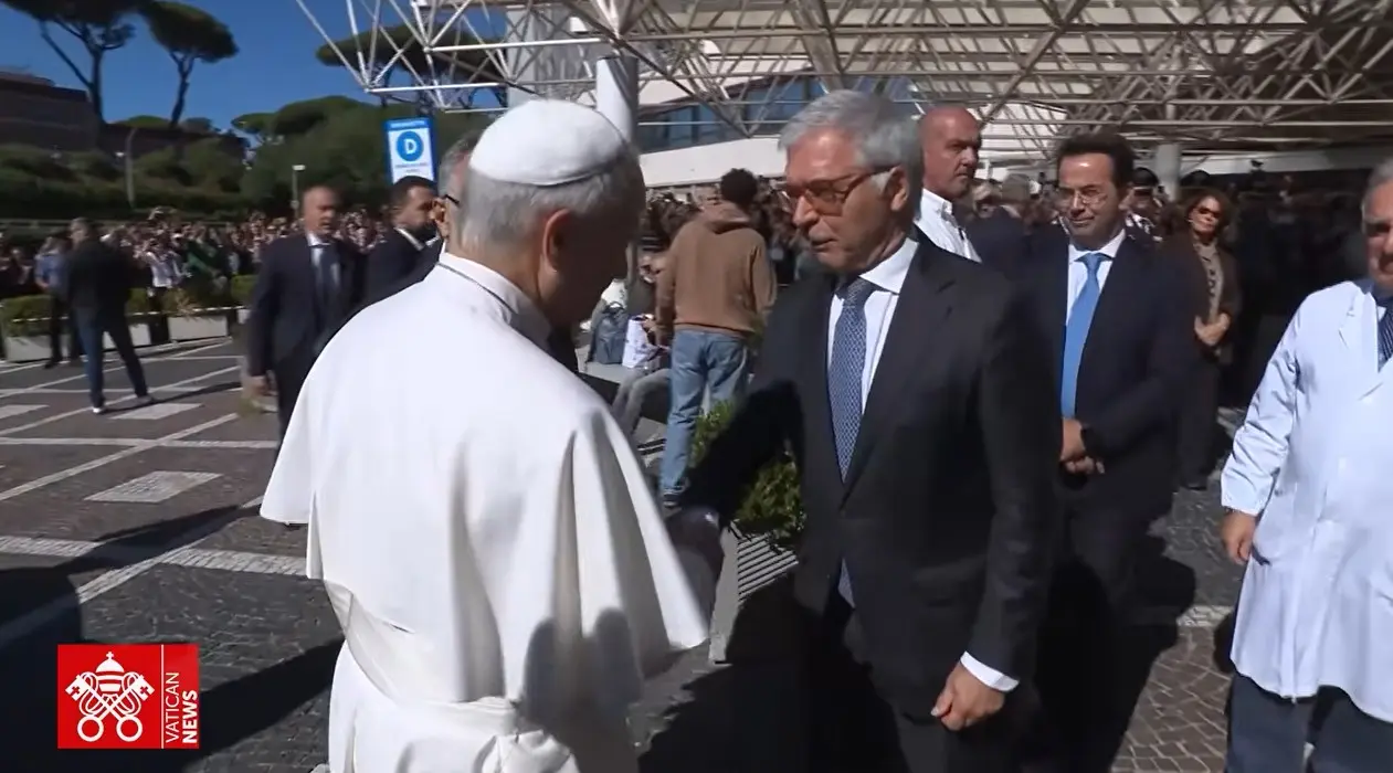 El Papa León XIV ingresa al hospital Gemelli para ser operado 1 El Papa a su llegada para someterse a una operación por un nódulo en el Pulmón
