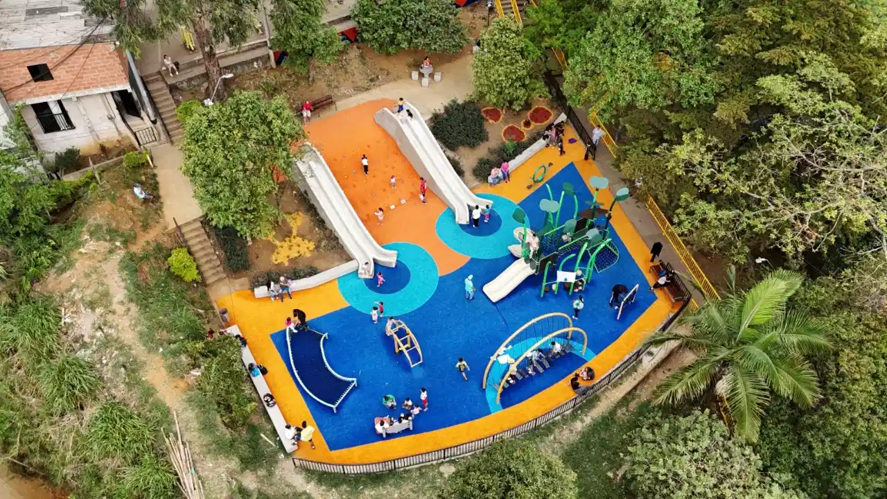 Así les devolvieron los parques a los niños de Medellín: recuperaron el equivalente a dos canchas de fútbol 2 Así les devolvieron los parques a los niños de Medellín: recuperaron el equivalente a dos canchas de fútbol