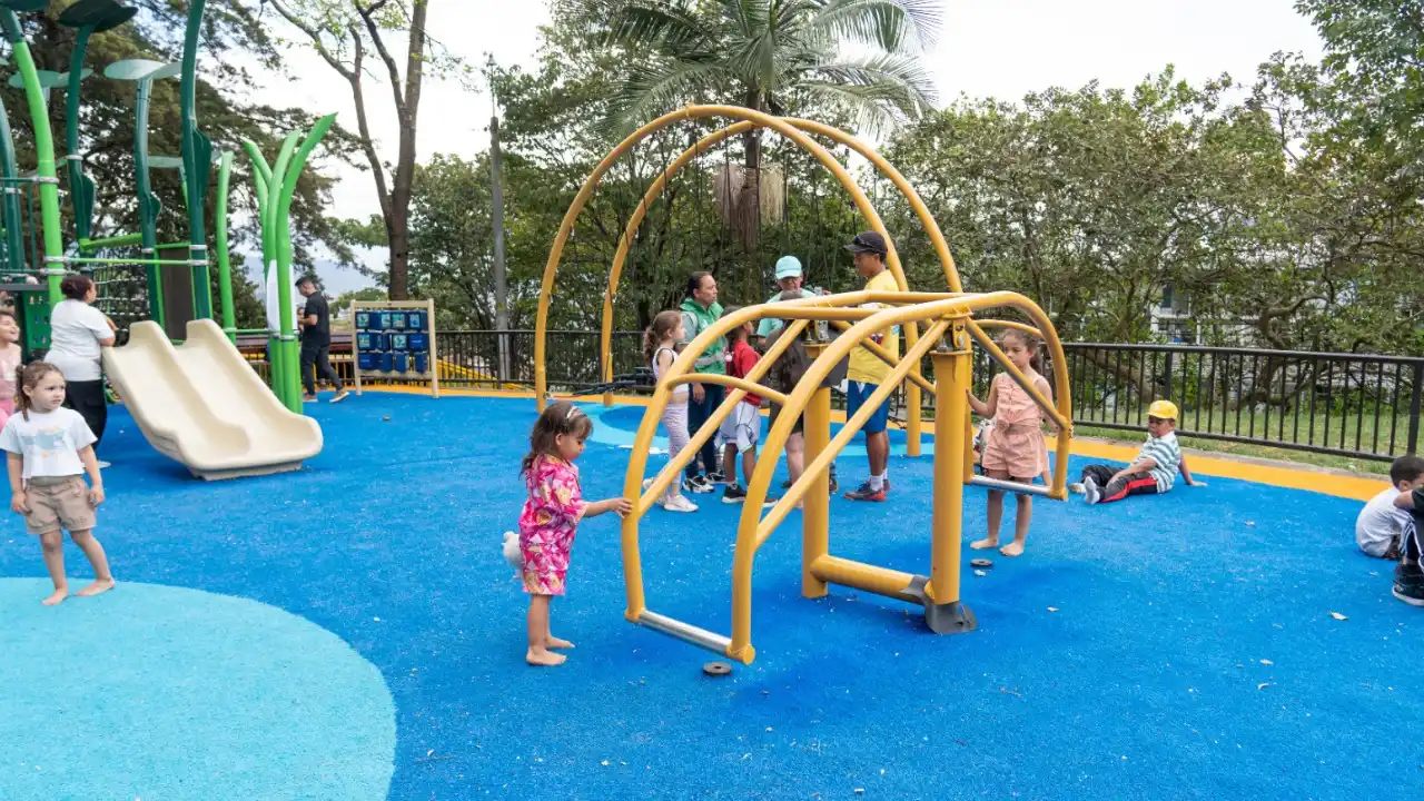 Así les devolvieron los parques a los niños de Medellín: recuperaron el equivalente a dos canchas de fútbol 3 Así les devolvieron los parques a los niños de Medellín: recuperaron el equivalente a dos canchas de fútbol
