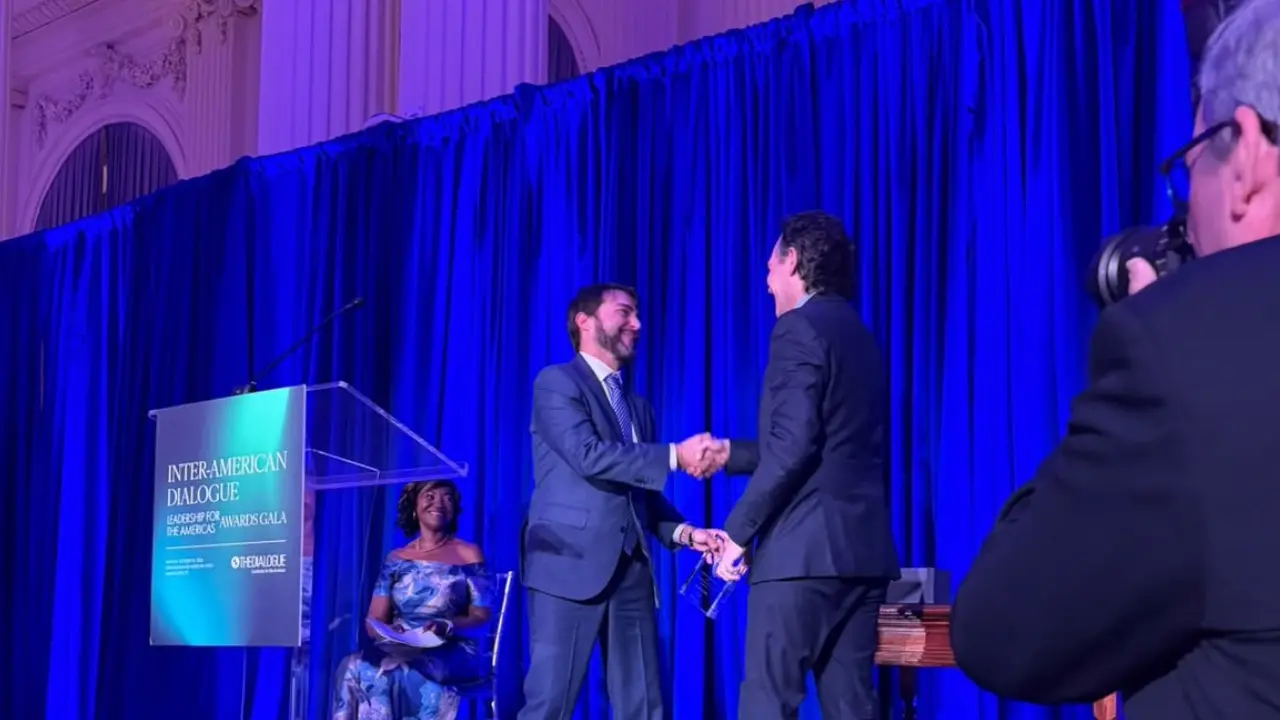 ‘Les estamos quitando jóvenes a los criminales’: Fico recibió en Washington premio por Parceros