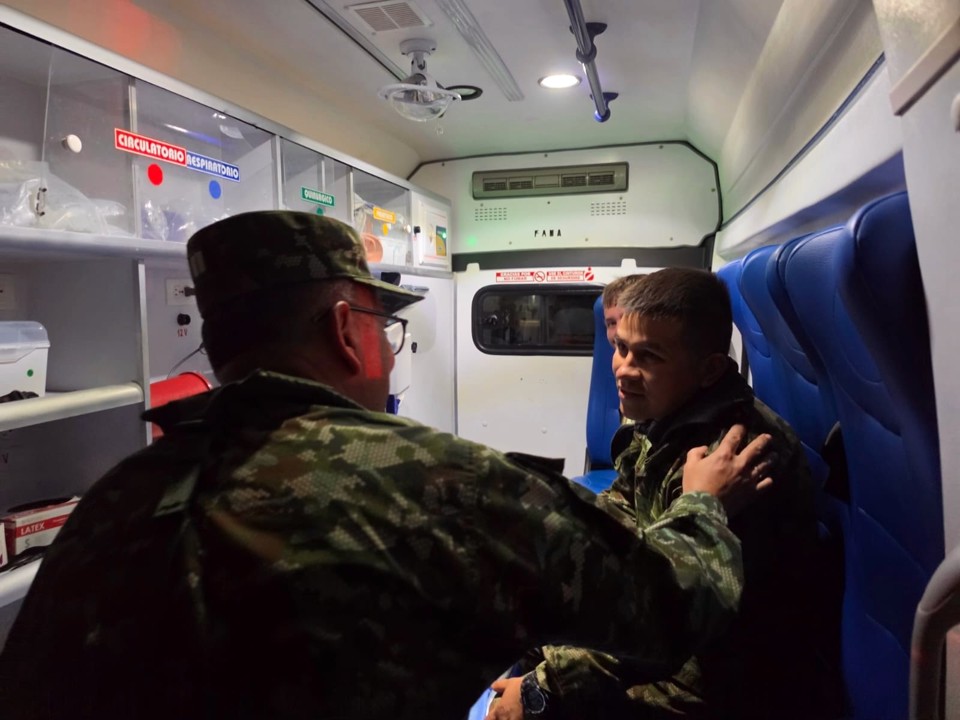¡Misión cumplida! Rescatan a los 13 soldados que quedaron en el páramo donde cayó el Black Hawk en Cauca 2 ¡Misión cumplida! Rescatan a los 13 soldados que quedaron en el páramo donde cayó el Black Hawk en Cauca