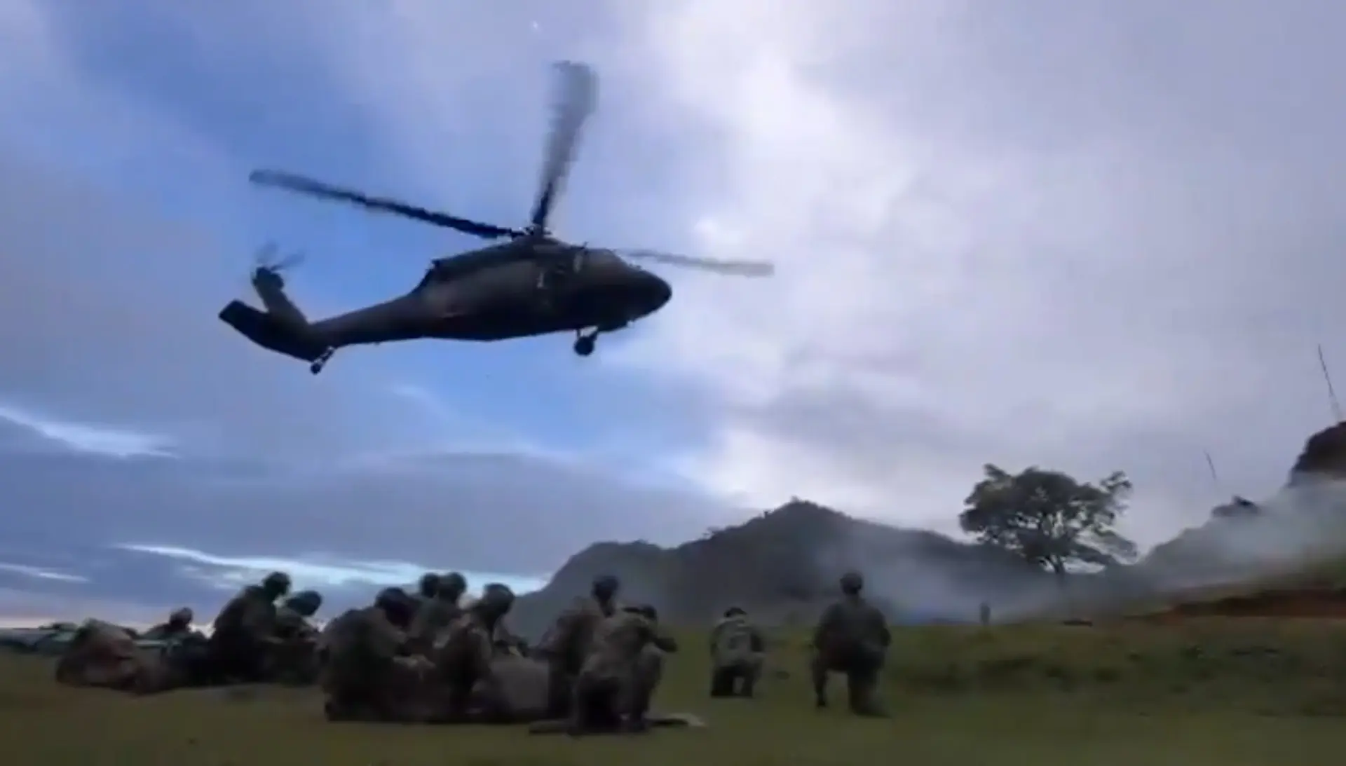 ¡Misión cumplida! Rescatan a los 13 soldados que quedaron en el páramo donde cayó el Black Hawk en Cauca 3 ¡Misión cumplida! Rescatan a los 13 soldados que quedaron en el páramo donde cayó el Black Hawk en Cauca