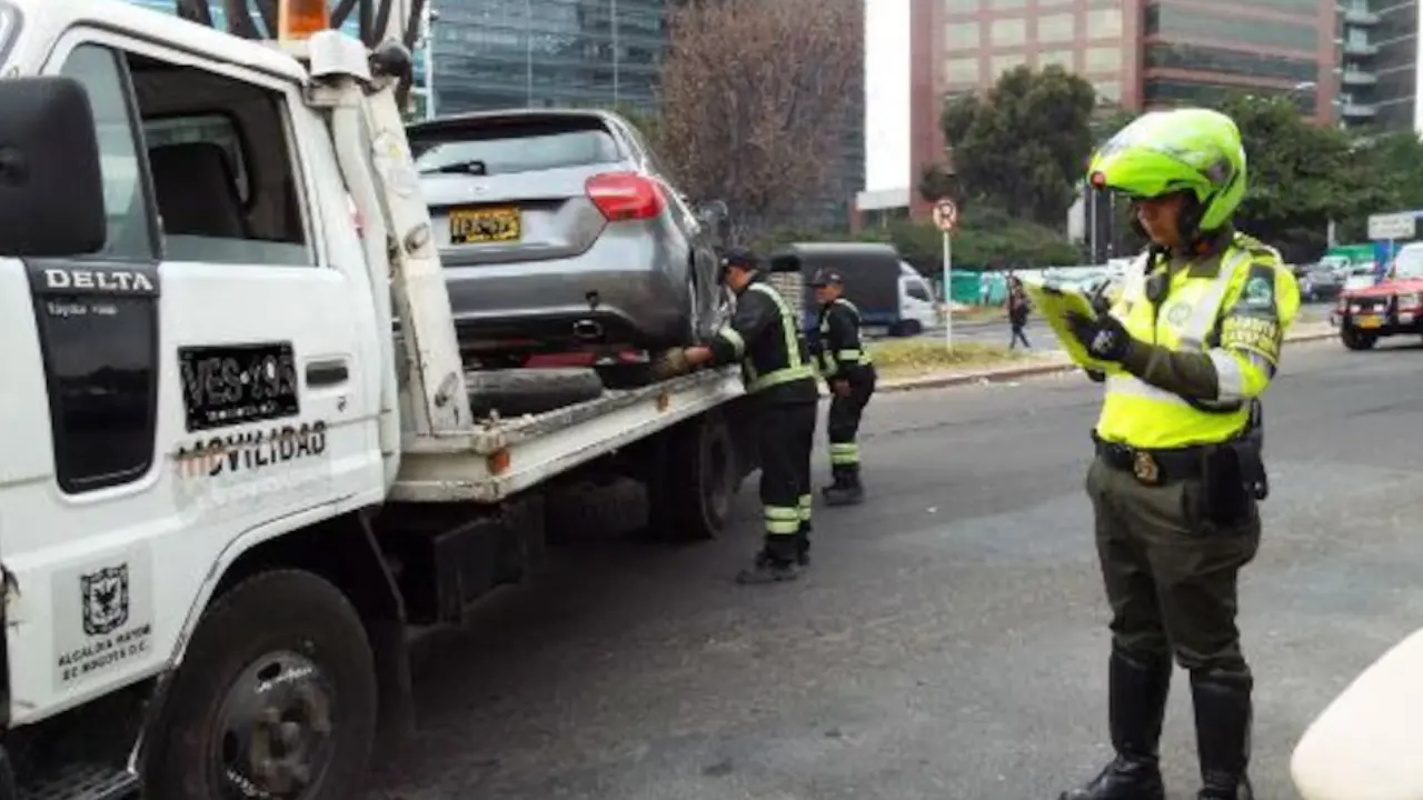 ¡Se lo llevaron dormido! Grúa cargó un carro con un joven adentro en Bogotá